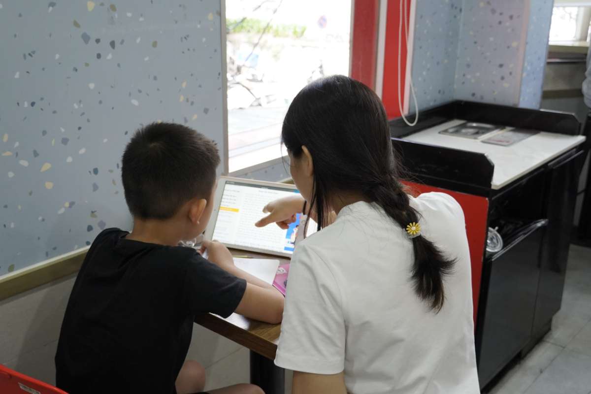 Một buổi dạy trẻ học của tình nguyện viên gia sư dự án Cắt đứt Vòng xoáy